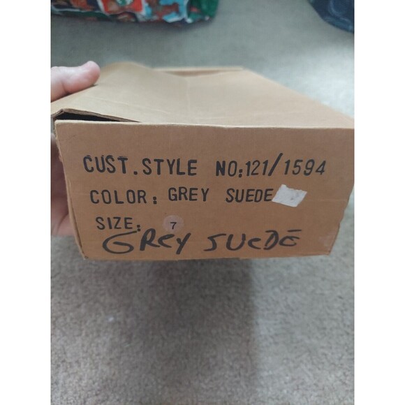 New In Box Women's Size 7 Vanna White Gray Heels Silver Tips Suede Pumps Shoes - Picture 3 of 10